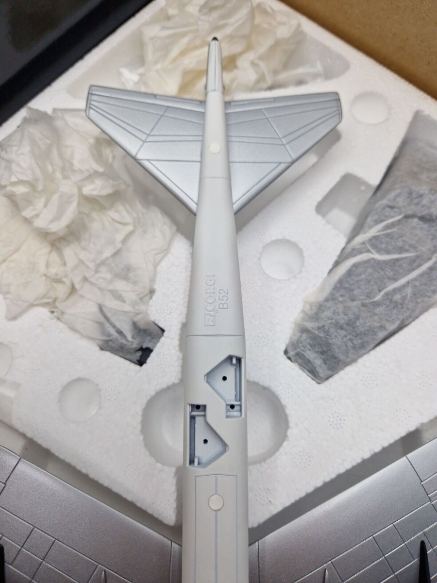 Corgi Aviation Archive 1:144 Boeing B - 52H Stratofortress USAF 449th Bomb Wing 1967 AA33507 - Corgi