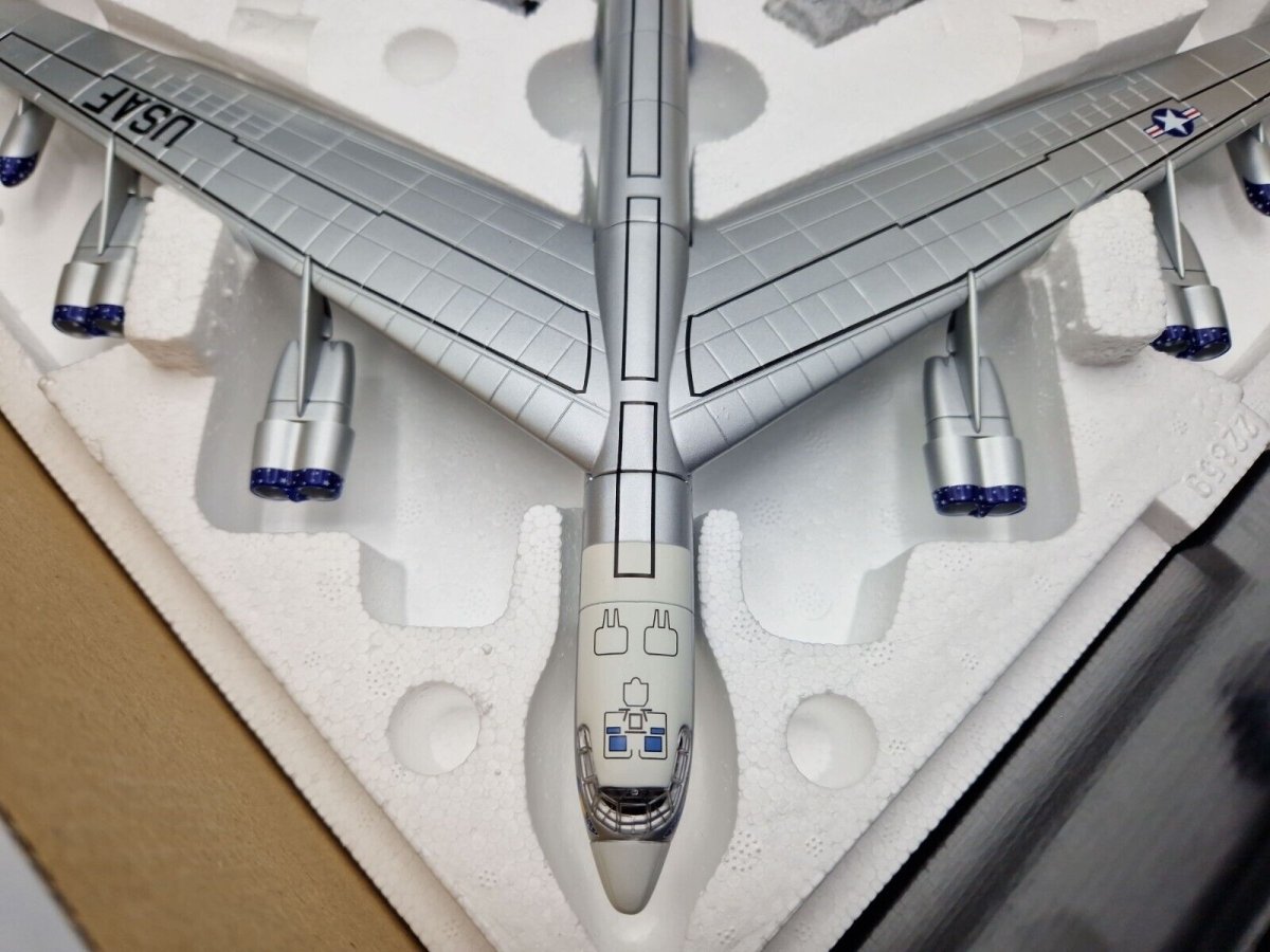 Corgi Aviation Archive 1:144 Boeing B - 52H Stratofortress USAF 449th Bomb Wing 1967 AA33507 - Corgi