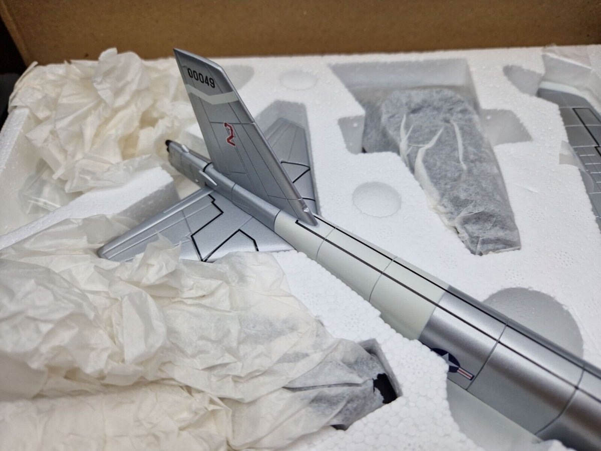 Corgi Aviation Archive 1:144 Boeing B - 52H Stratofortress USAF 449th Bomb Wing 1967 AA33507 - Corgi