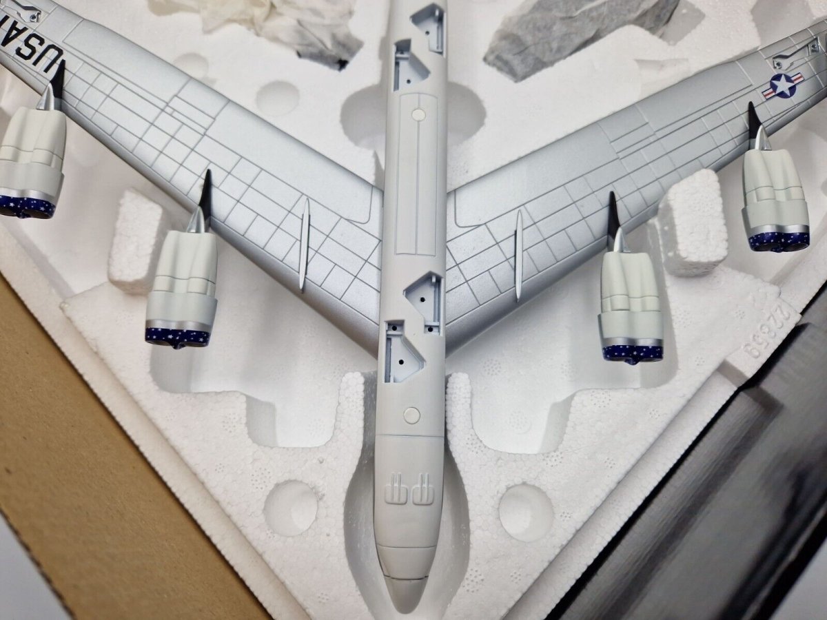 Corgi Aviation Archive 1:144 Boeing B - 52H Stratofortress USAF 449th Bomb Wing 1967 AA33507 - Corgi