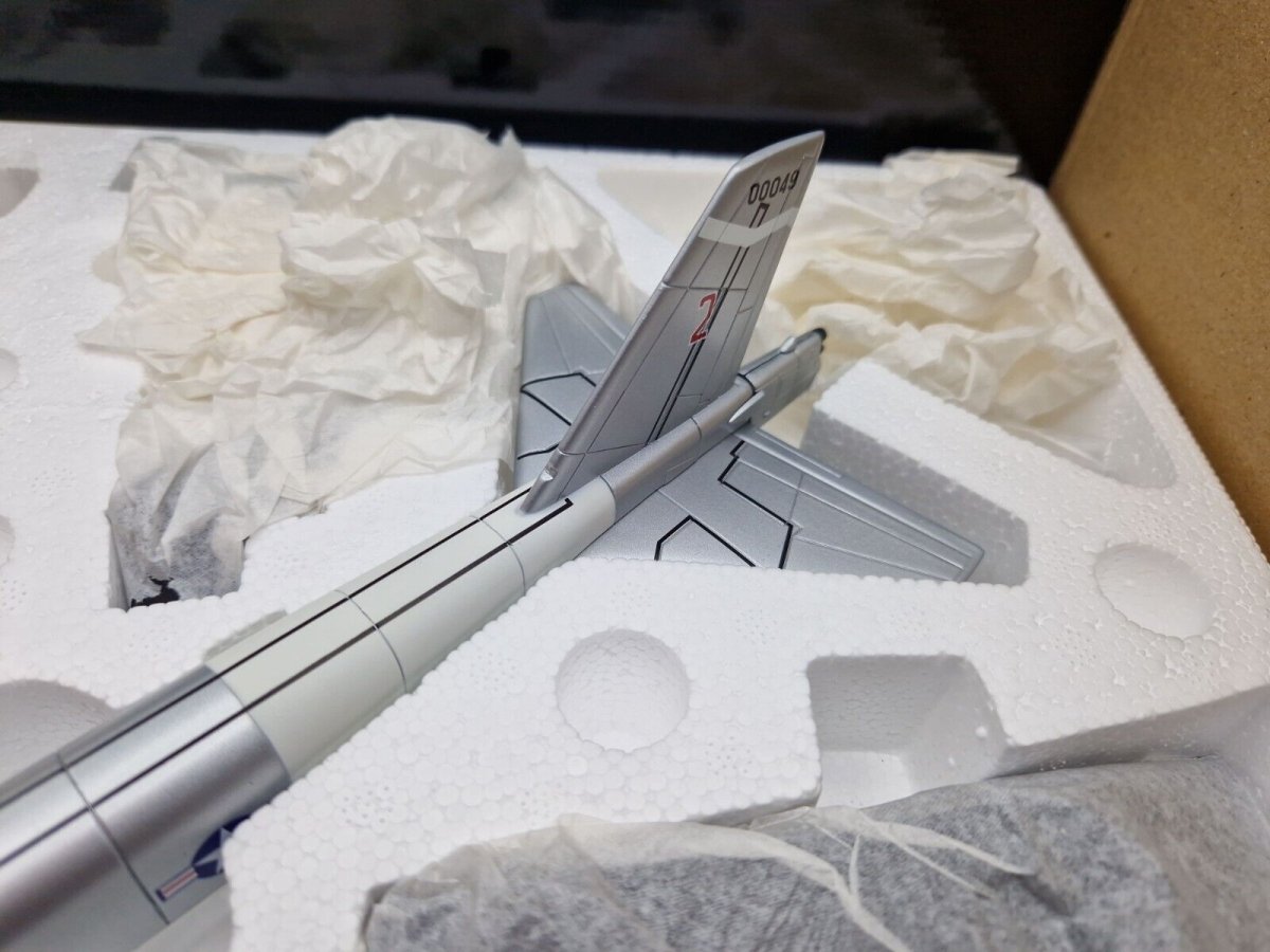 Corgi Aviation Archive 1:144 Boeing B - 52H Stratofortress USAF 449th Bomb Wing 1967 AA33507 - Corgi