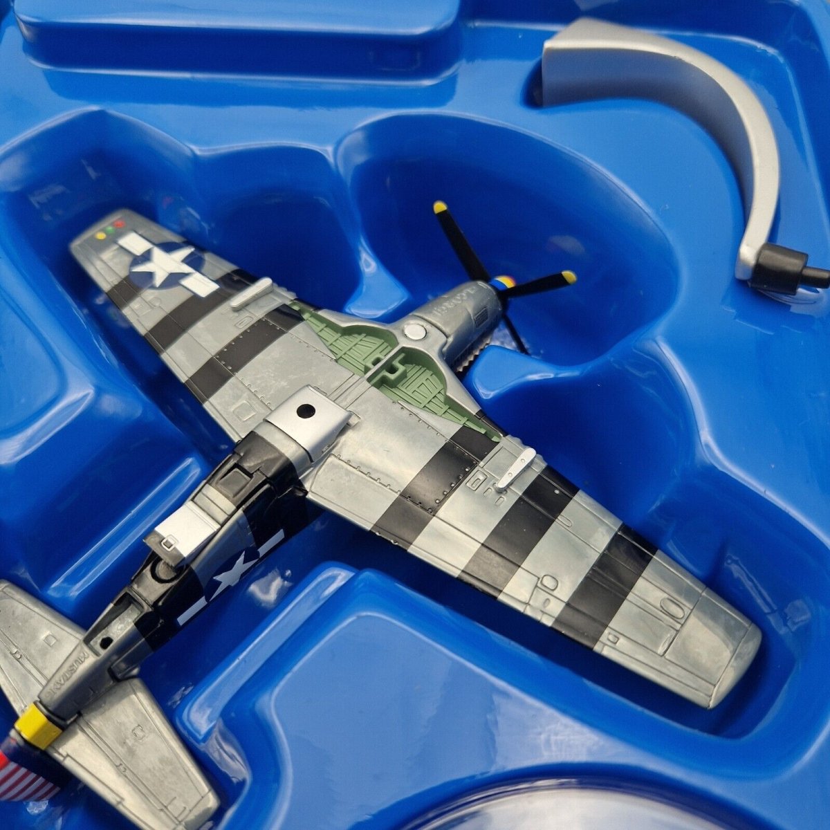 Corgi Aviation Nose Art P - 51K Mustang "Mrs Bonnie"le Shima 1945 US32213 -