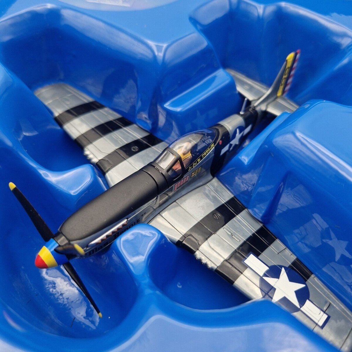 Corgi Aviation Nose Art P - 51K Mustang "Mrs Bonnie"le Shima 1945 US32213 -