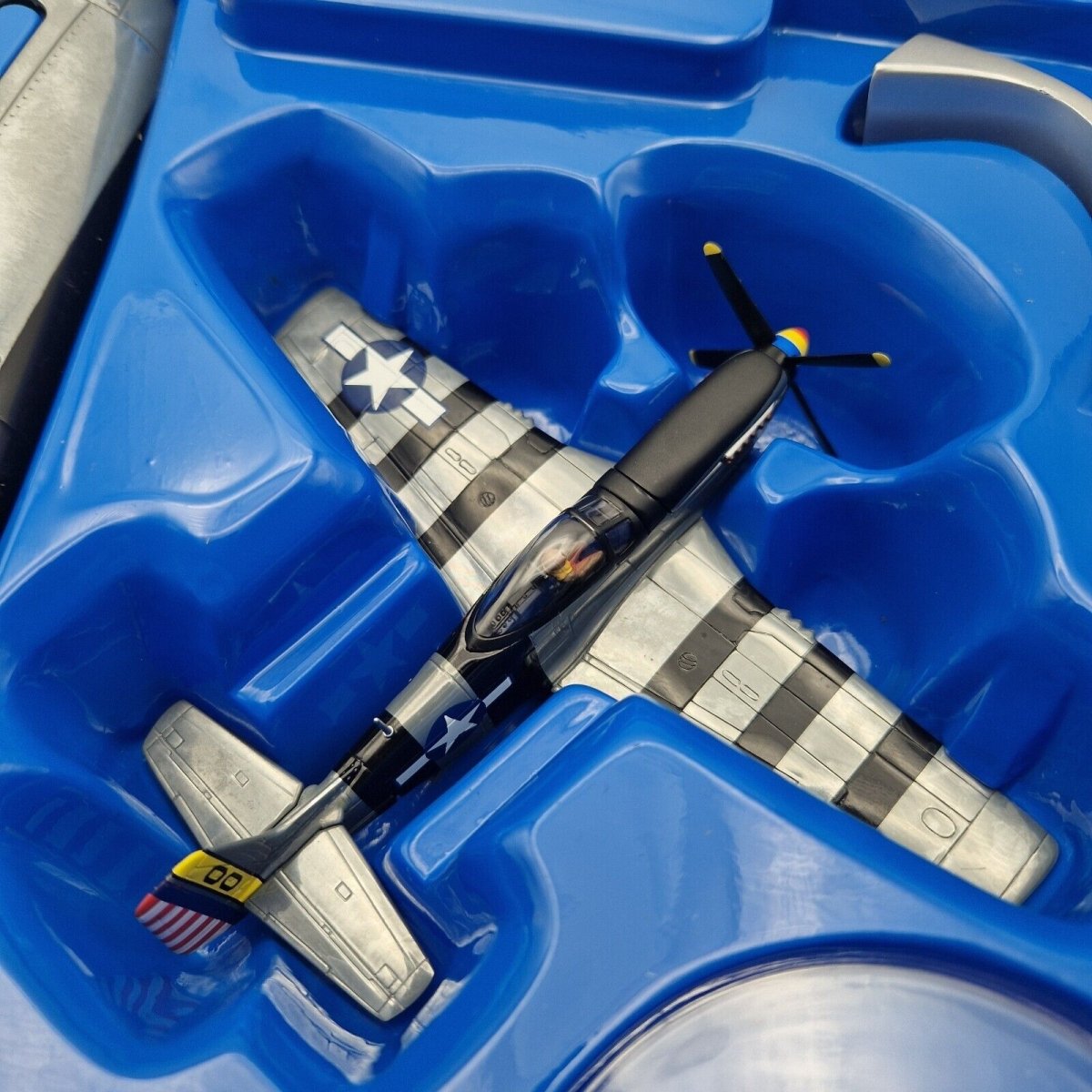 Corgi Aviation Nose Art P - 51K Mustang "Mrs Bonnie"le Shima 1945 US32213 -