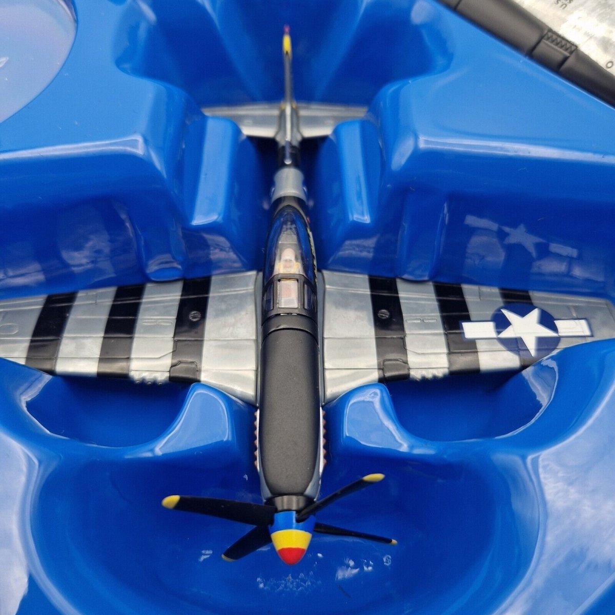 Corgi Aviation Nose Art P - 51K Mustang "Mrs Bonnie"le Shima 1945 US32213 -