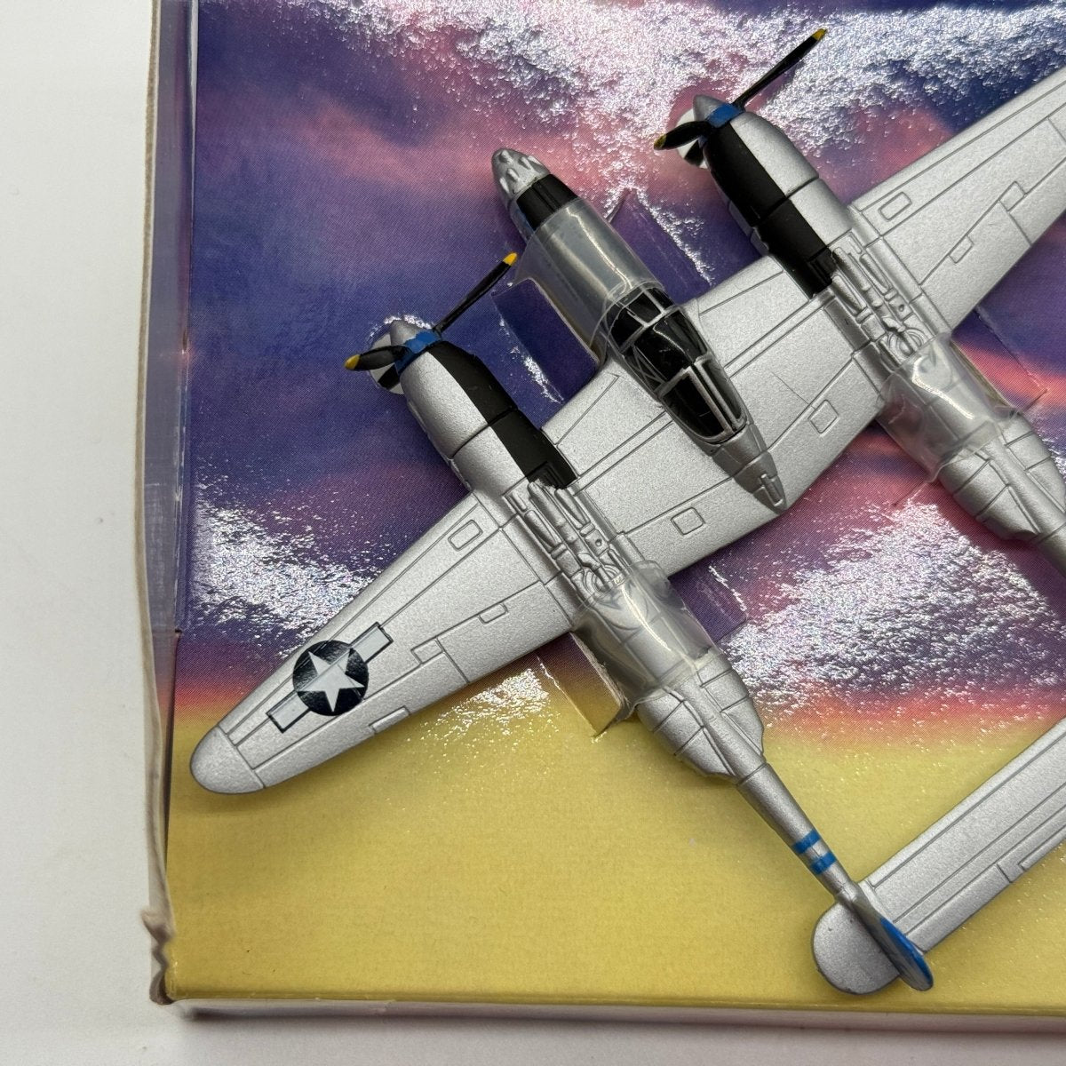 Corgi CS90021 1:147 Lockheed P-38J Lightning Little Eva 433rd FS 475th FG Calvin Wire WWII - Corgi
