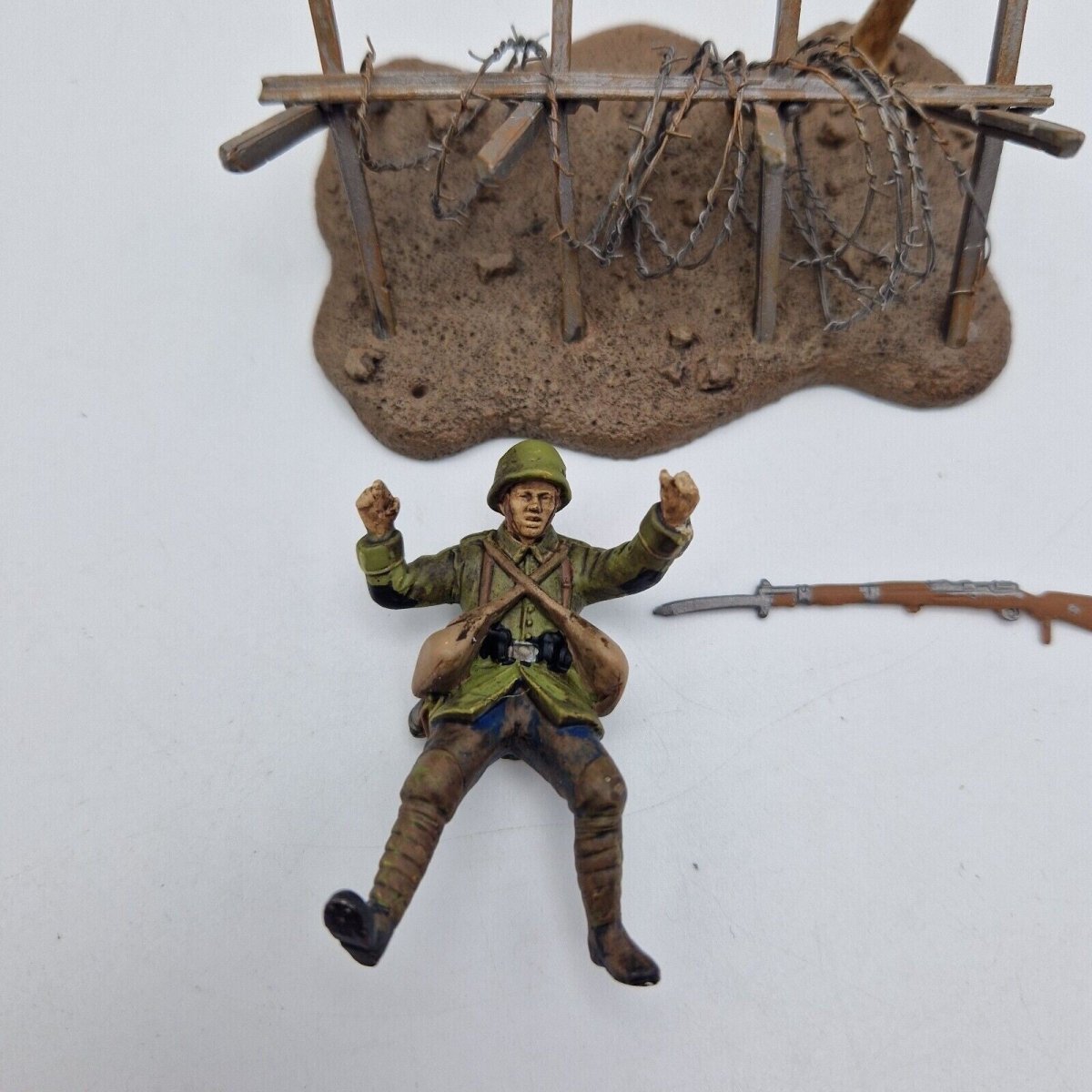 Corgi Forward March 1:32 German Laying Dead In Barbed Wire CC59149 - Corgi