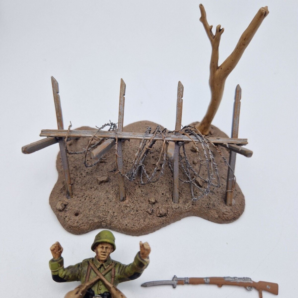 Corgi Forward March 1:32 German Laying Dead In Barbed Wire CC59149 - Corgi