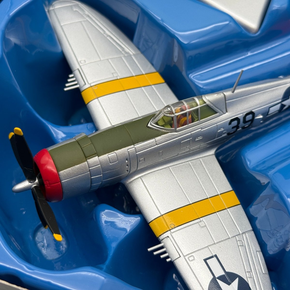Corgi US33813 1:72 Republic P-47D Thunderbolt White 22 302nd FS 332nd FG Italy 1944 - Corgi