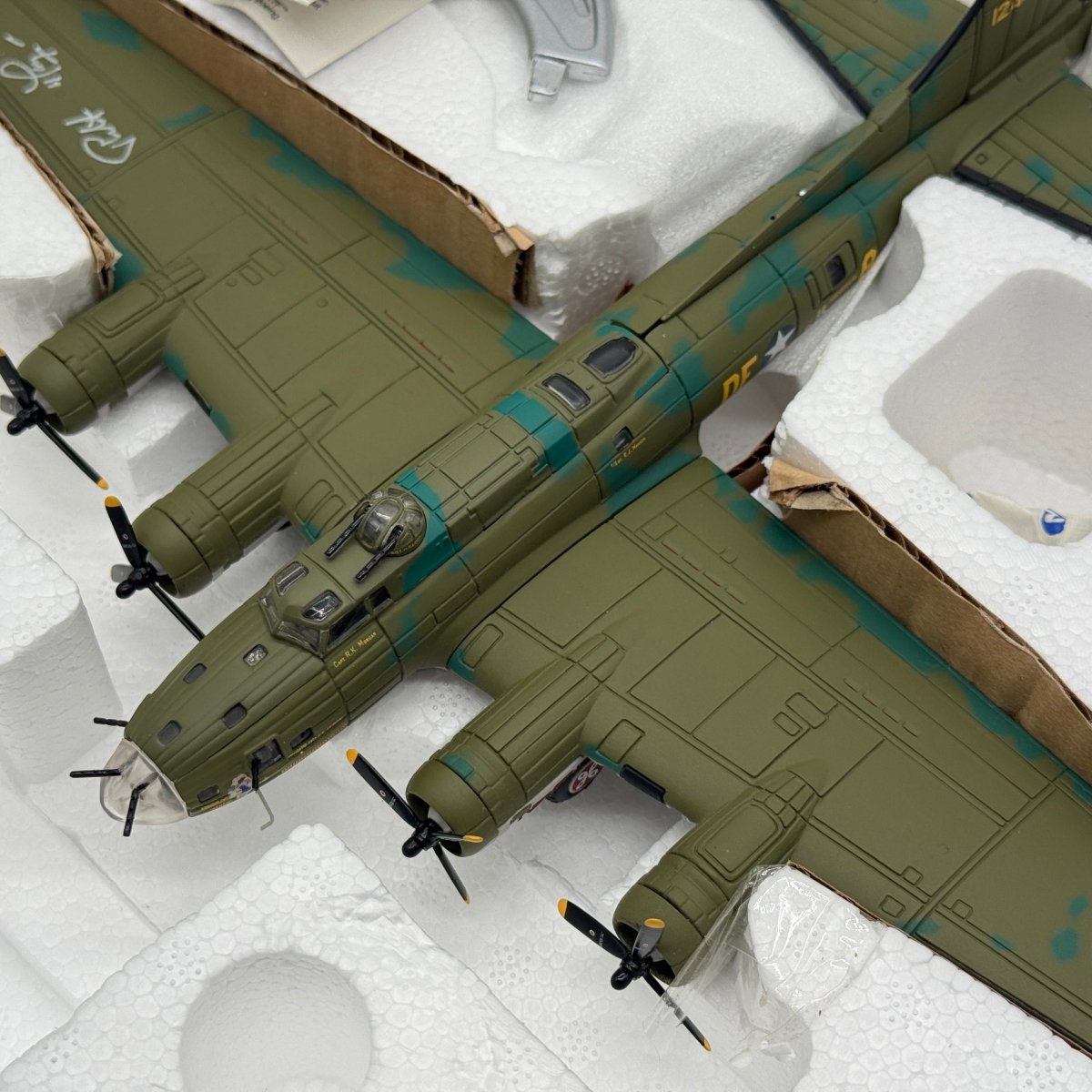 Franklin Mint B11A629 1:96 B - 17F Flying Fortress Memphis Belle Signed Edition - Franklin Mint