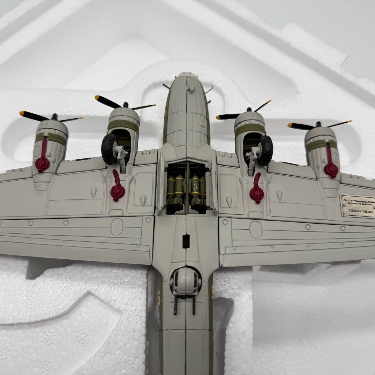 Franklin Mint B11A629 1:96 B - 17F Flying Fortress Memphis Belle Signed Edition - Franklin Mint