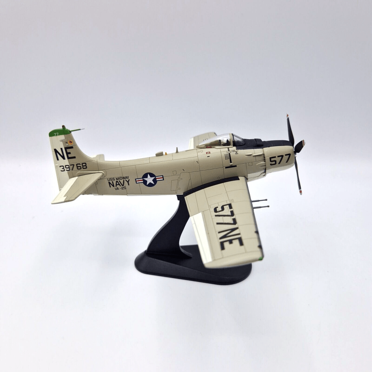 Hobby Master 1:72 A - 1H Skyraider VA - 25 “Fist of the Fleet” HA2903 - Hobby Master