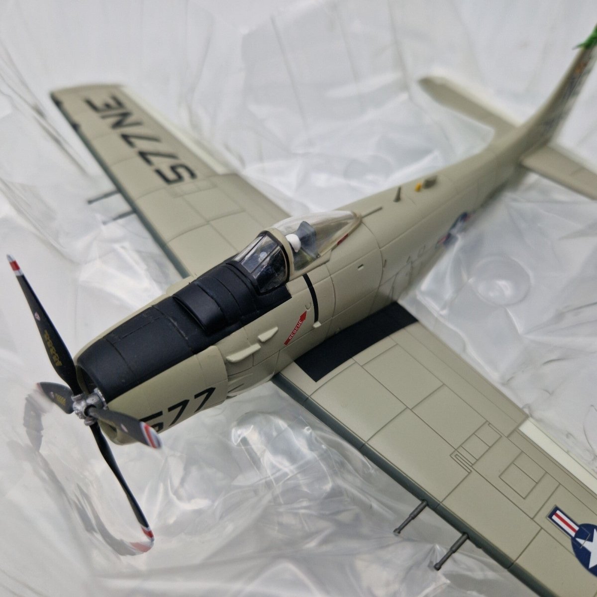 Hobby Master 1:72 A - 1H Skyraider VA - 25 “Fist of the Fleet” HA2903 - Hobby Master