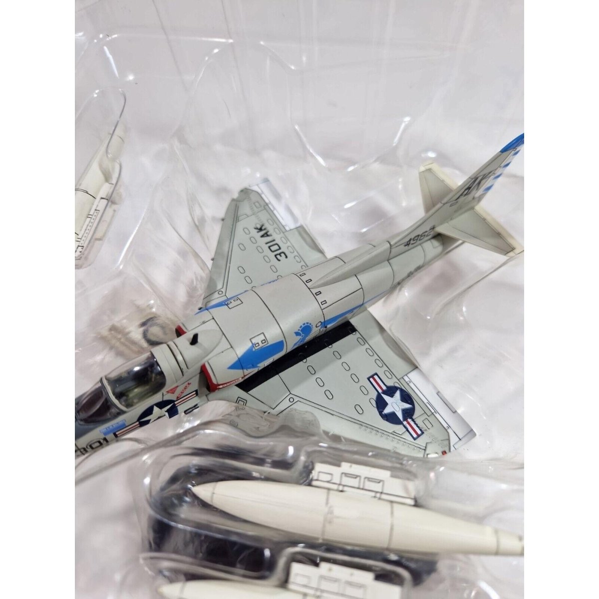 Hobby Master 1:72 A - 4B Skyhawk USN VA - 106 Gladiators, AK301, USS Essex HA1402 - Hobby Master
