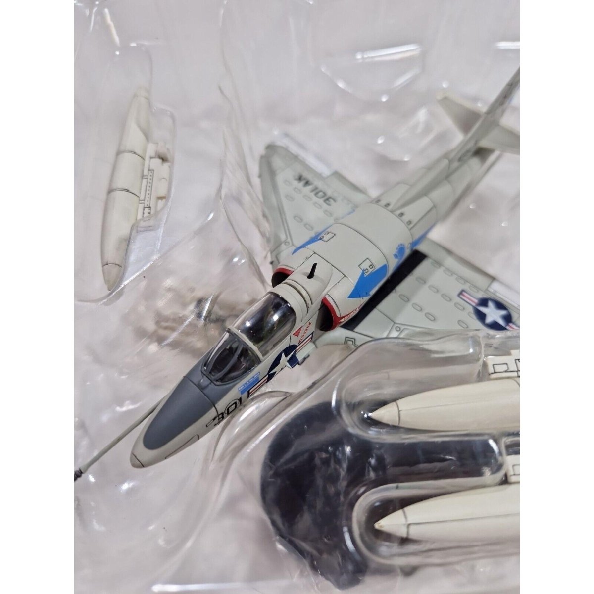 Hobby Master 1:72 A - 4B Skyhawk USN VA - 106 Gladiators, AK301, USS Essex HA1402 - Hobby Master