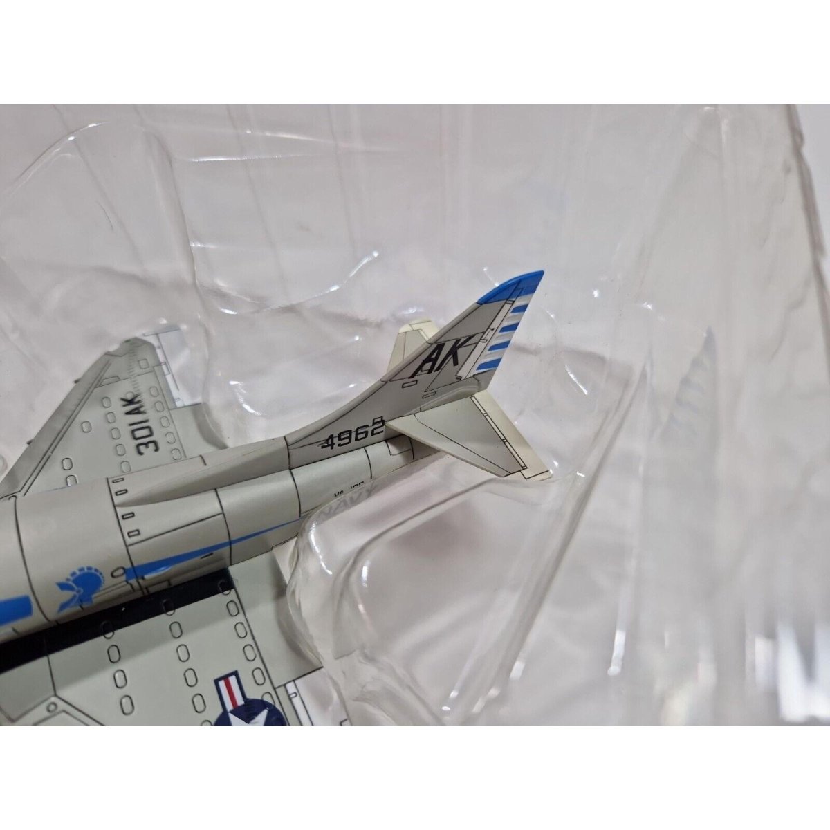 Hobby Master 1:72 A - 4B Skyhawk USN VA - 106 Gladiators, AK301, USS Essex HA1402 - Hobby Master