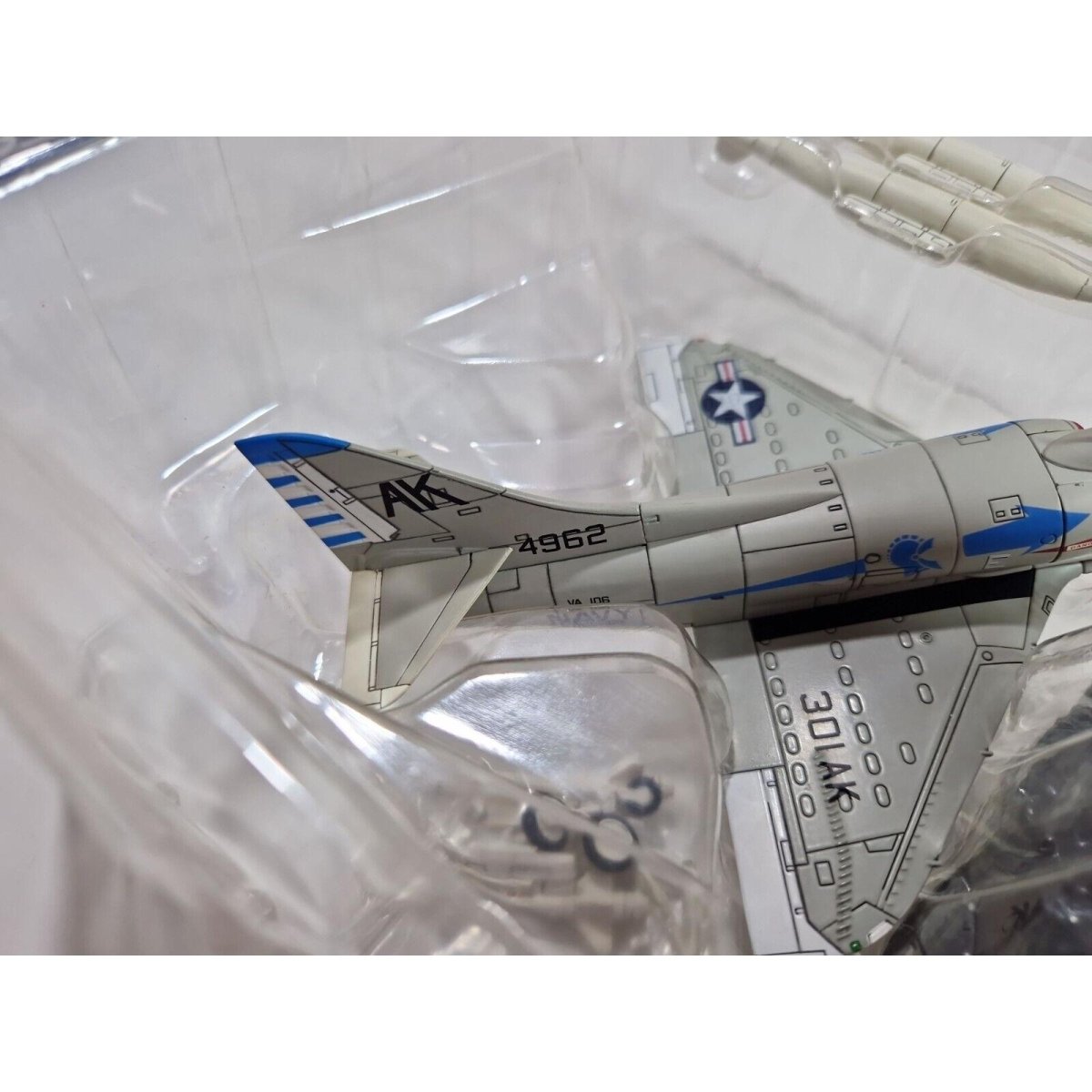 Hobby Master 1:72 A - 4B Skyhawk USN VA - 106 Gladiators, AK301, USS Essex HA1402 - Hobby Master