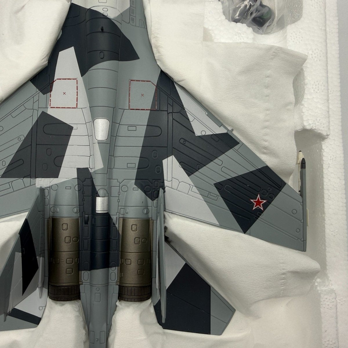 Hobby Master 1:72 HA5701 SU - 35 Flanker "Prototype" 902 Russian Air Force Model - Hobby Master