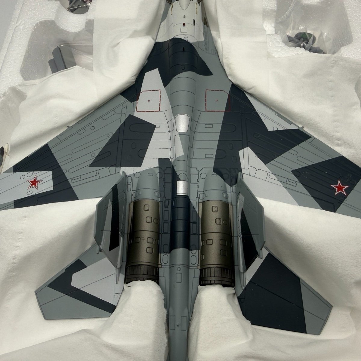 Hobby Master 1:72 HA5701 SU - 35 Flanker "Prototype" 902 Russian Air Force Model - Hobby Master