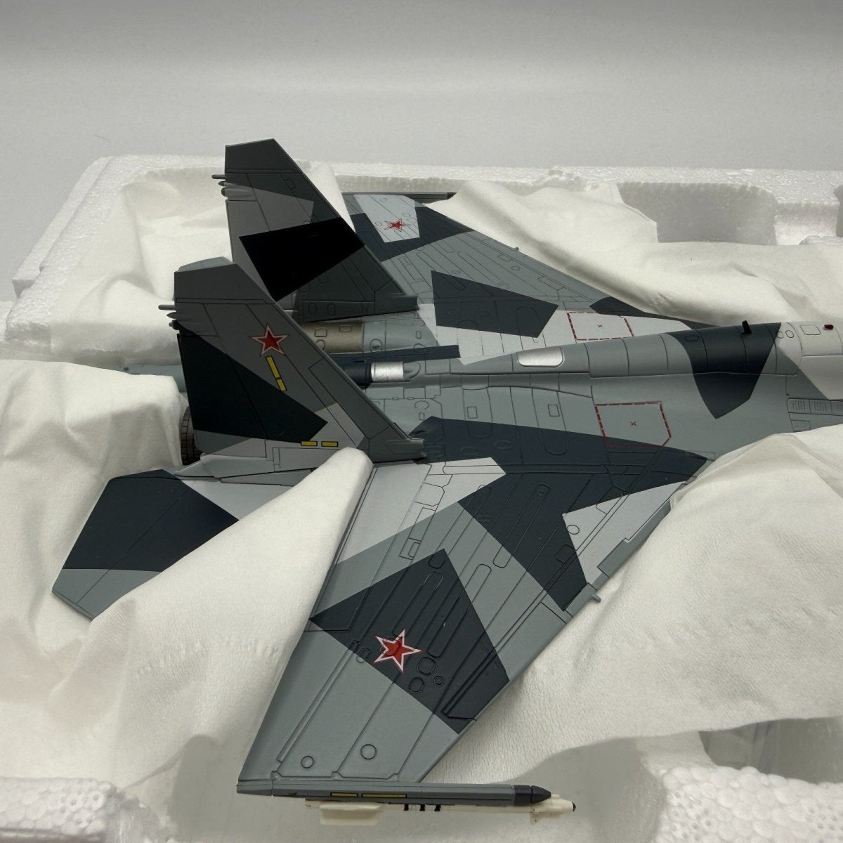Hobby Master 1:72 HA5701 SU - 35 Flanker "Prototype" 902 Russian Air Force Model - Hobby Master