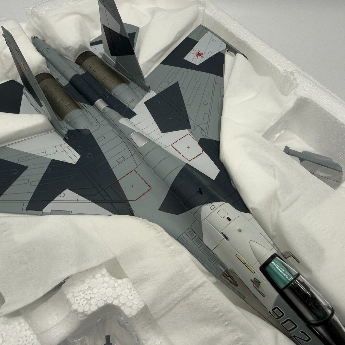 Hobby Master 1:72 HA5701 SU - 35 Flanker "Prototype" 902 Russian Air Force Model - Hobby Master