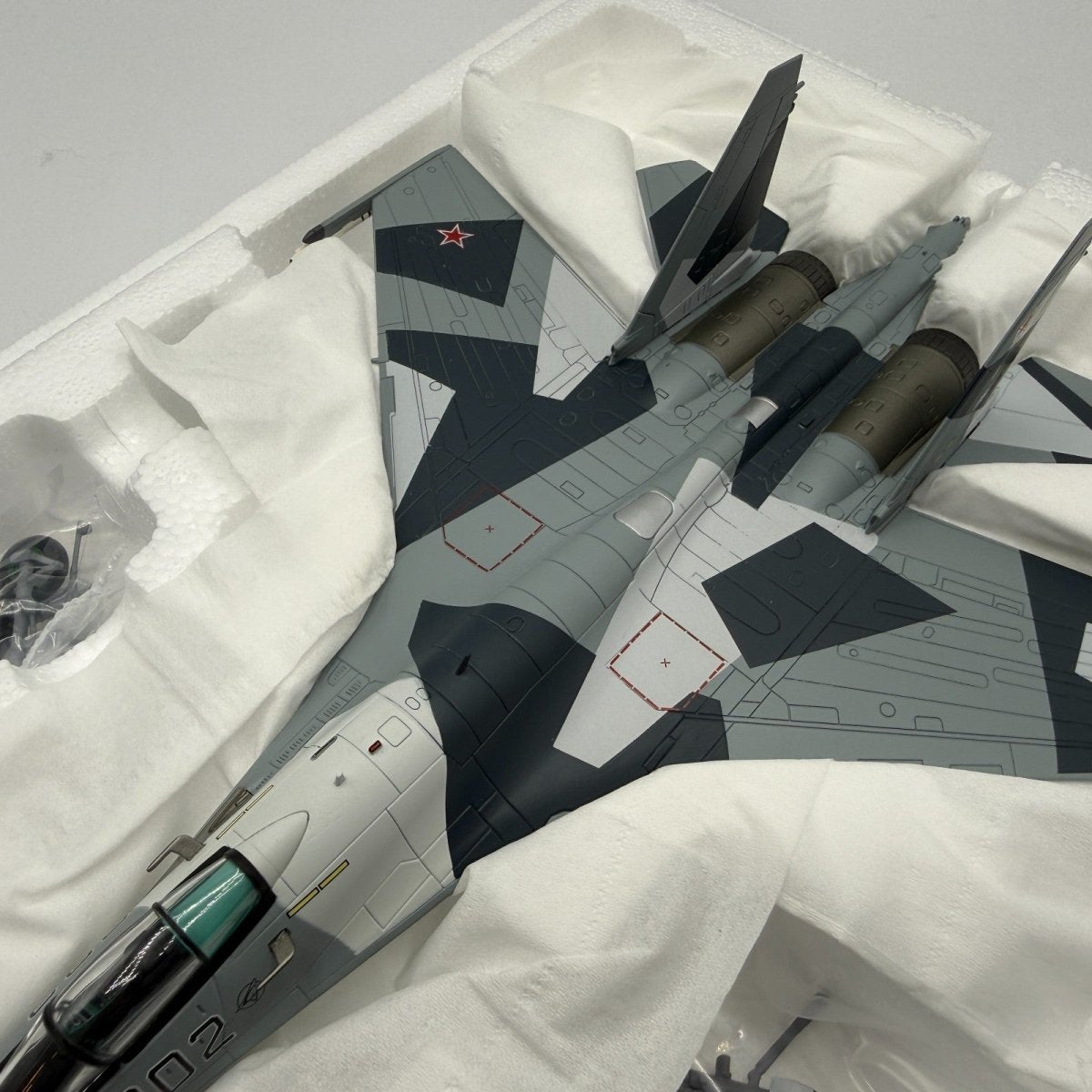 Hobby Master 1:72 HA5701 SU - 35 Flanker "Prototype" 902 Russian Air Force Model - Hobby Master