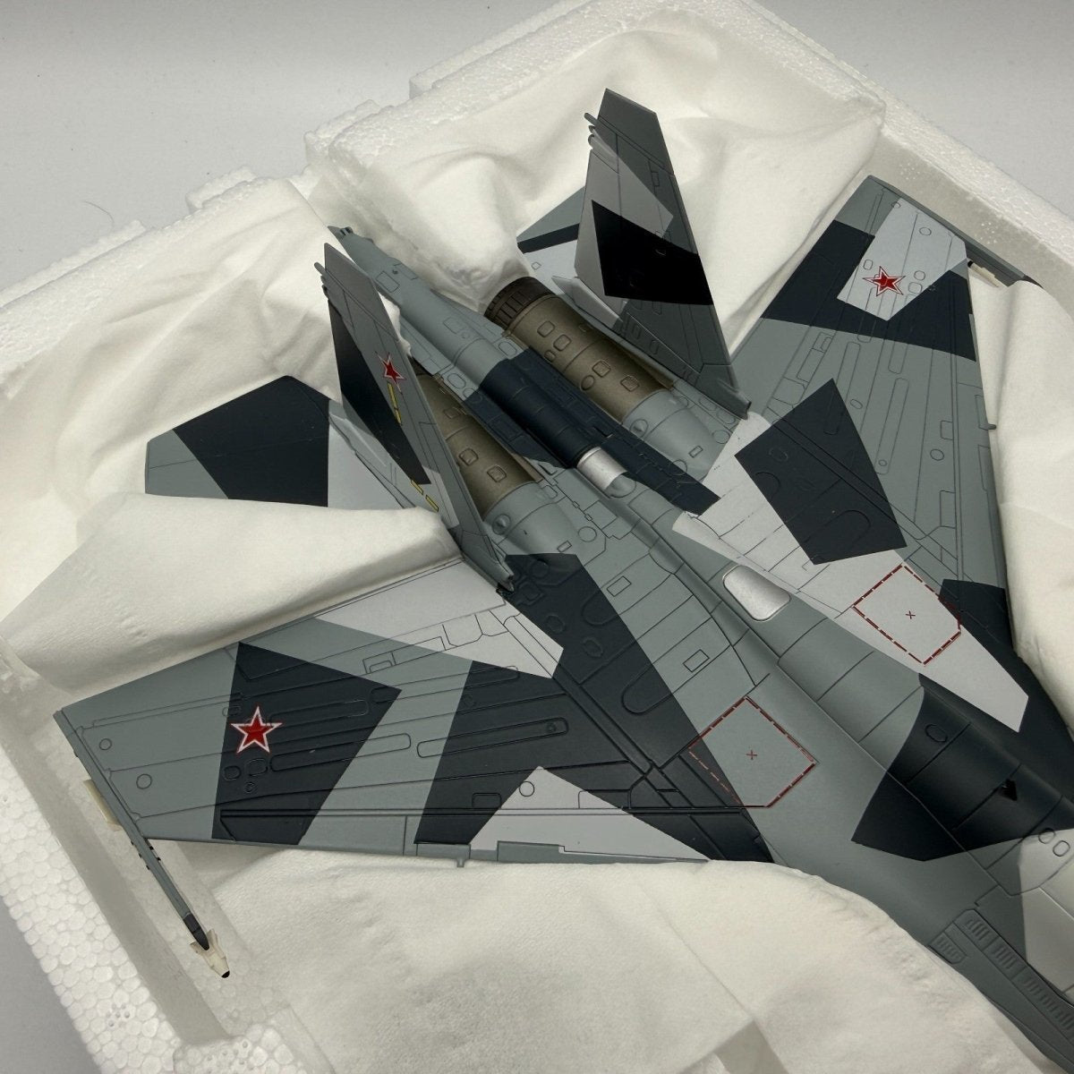 Hobby Master 1:72 HA5701 SU - 35 Flanker "Prototype" 902 Russian Air Force Model - Hobby Master