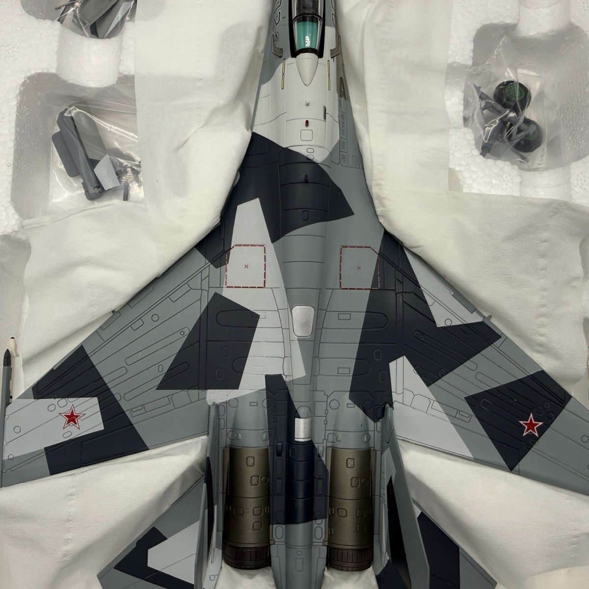 Hobby Master 1:72 HA5701 SU - 35 Flanker "Prototype" 902 Russian Air Force Model - Hobby Master