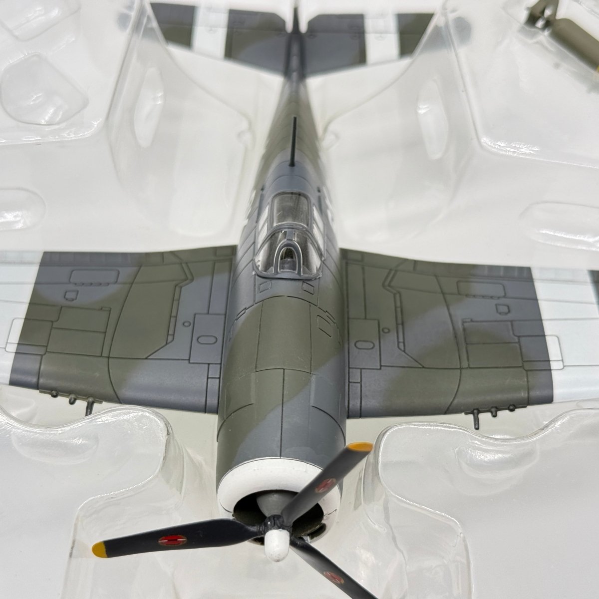 Hobby Master HA1102 1:72 Grumman F6F Hellcat Royal Navy Fleet Air Arm No.804 NAS 1945 - Hobby Master