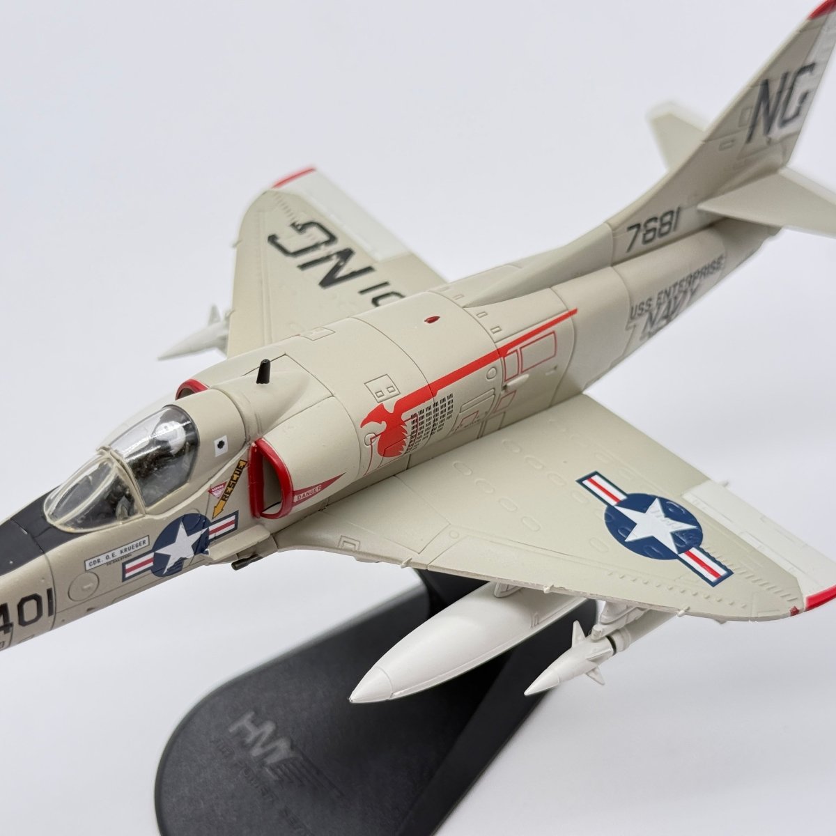 Hobby Master HA1424 1:72 Douglas A-4C Skyhawk US Navy VA-94 Shrikes NG401 USS Enterprise 1960s - Hobby Master