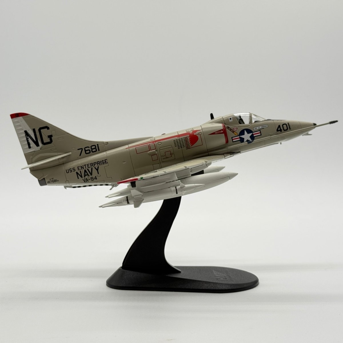 Hobby Master HA1424 1:72 Douglas A-4C Skyhawk US Navy VA-94 Shrikes NG401 USS Enterprise 1960s - Hobby Master