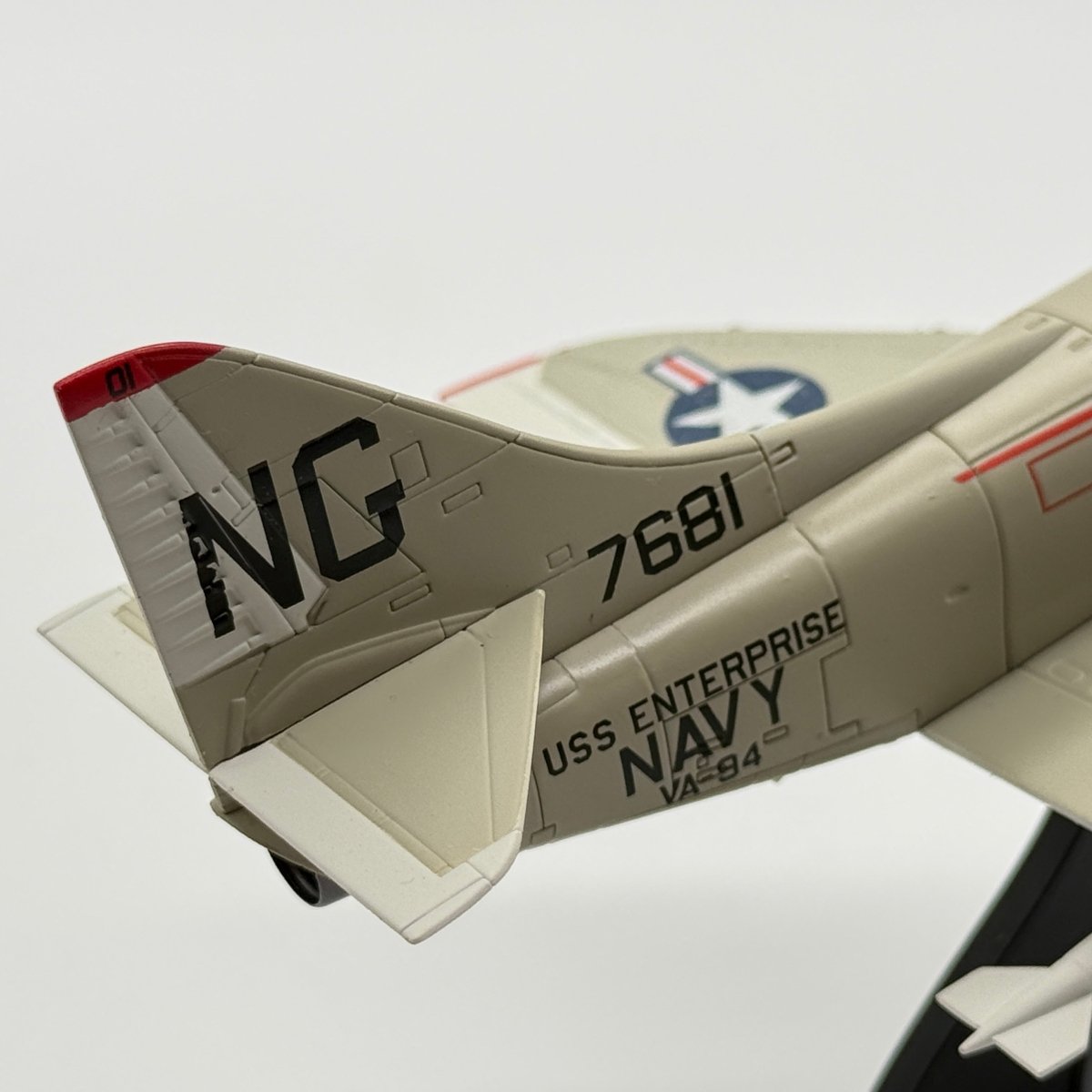 Hobby Master HA1424 1:72 Douglas A-4C Skyhawk US Navy VA-94 Shrikes NG401 USS Enterprise 1960s - Hobby Master