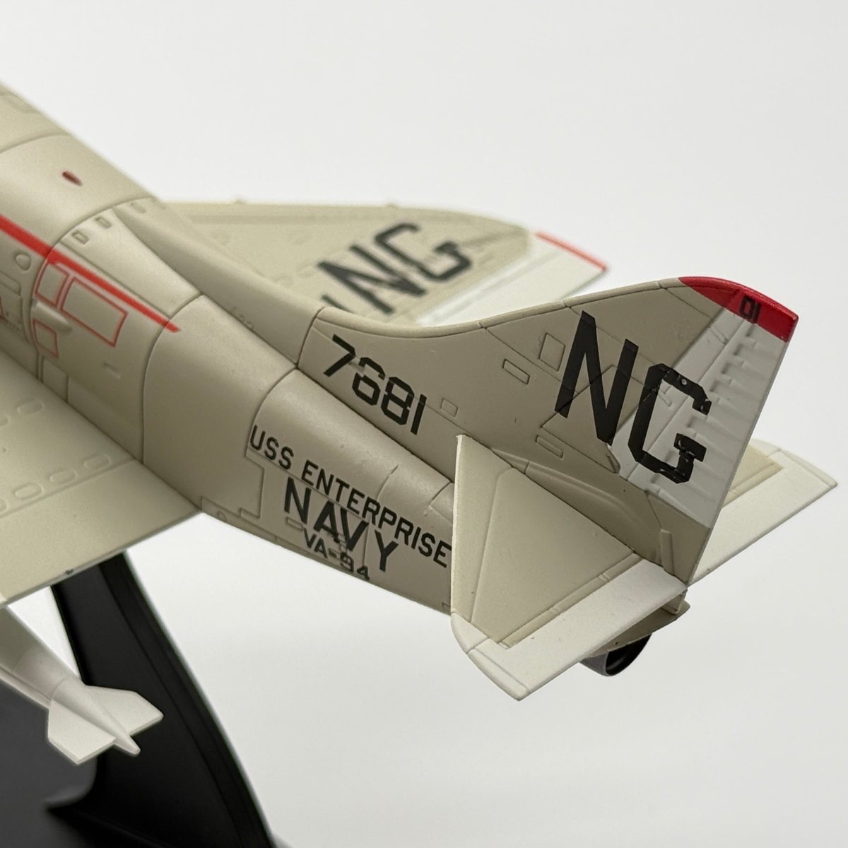 Hobby Master HA1424 1:72 Douglas A-4C Skyhawk US Navy VA-94 Shrikes NG401 USS Enterprise 1960s - Hobby Master