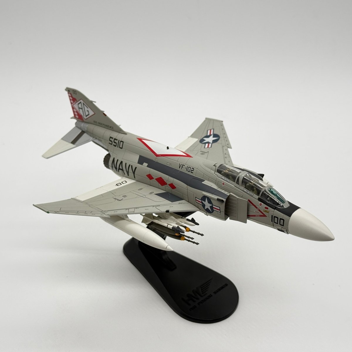 Hobby Master HA19006 1:72 McDonnell Douglas F-4J Phantom II US Navy VF-102 Diamondbacks AG100 USS Independence 1976 - Hobby Master