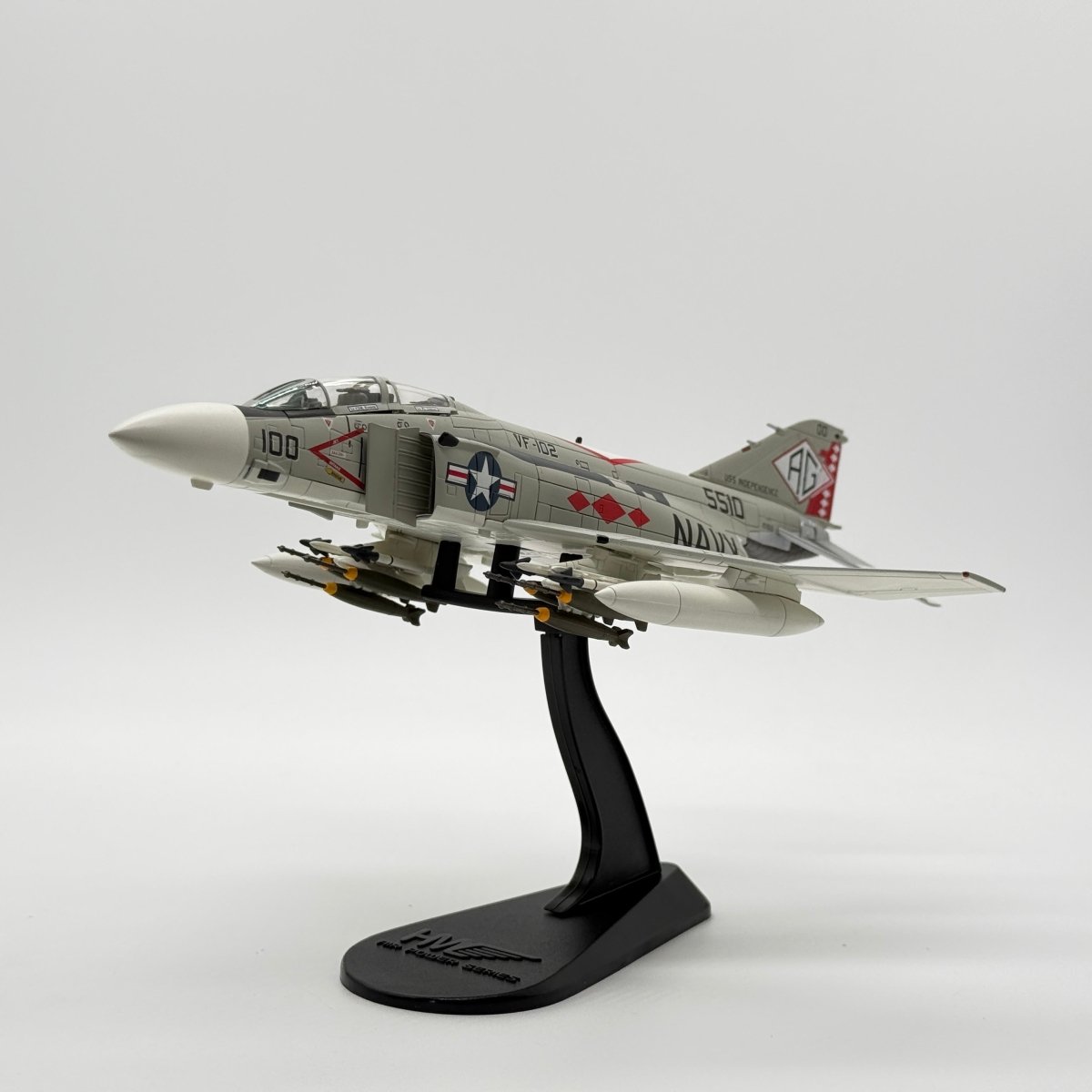 Hobby Master HA19006 1:72 McDonnell Douglas F-4J Phantom II US Navy VF-102 Diamondbacks AG100 USS Independence 1976 - Hobby Master