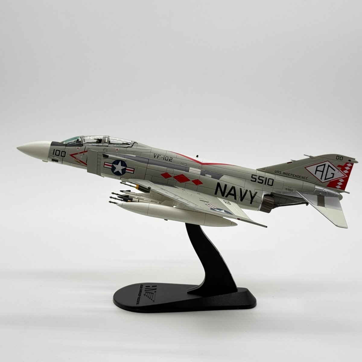 Hobby Master HA19006 1:72 McDonnell Douglas F-4J Phantom II US Navy VF-102 Diamondbacks AG100 USS Independence 1976 - Hobby Master