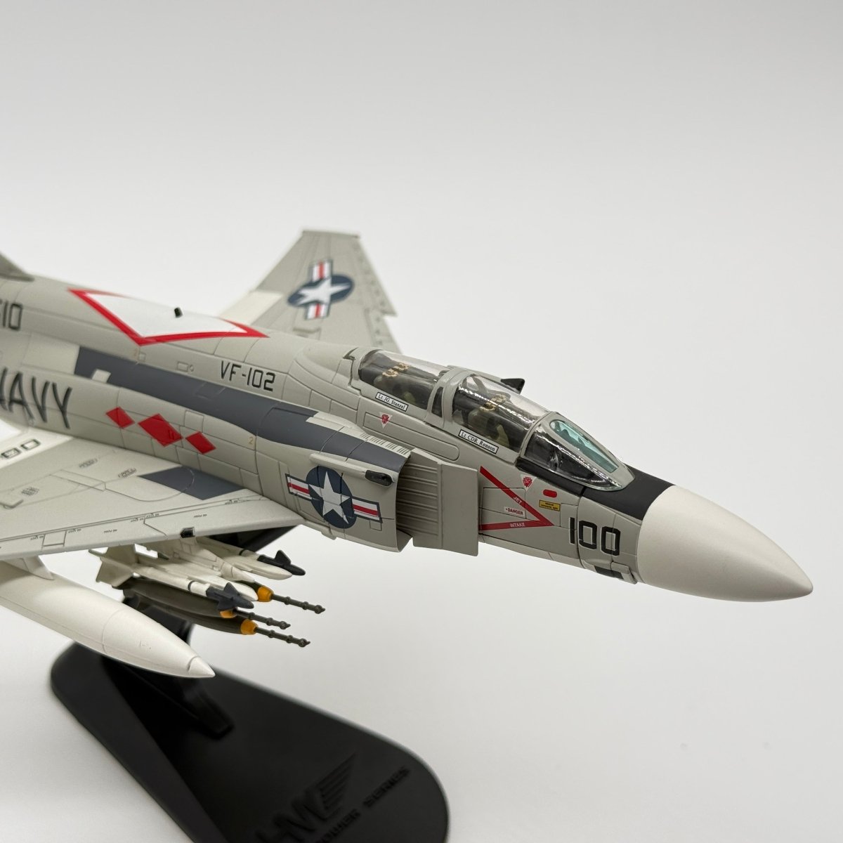 Hobby Master HA19006 1:72 McDonnell Douglas F-4J Phantom II US Navy VF-102 Diamondbacks AG100 USS Independence 1976 - Hobby Master