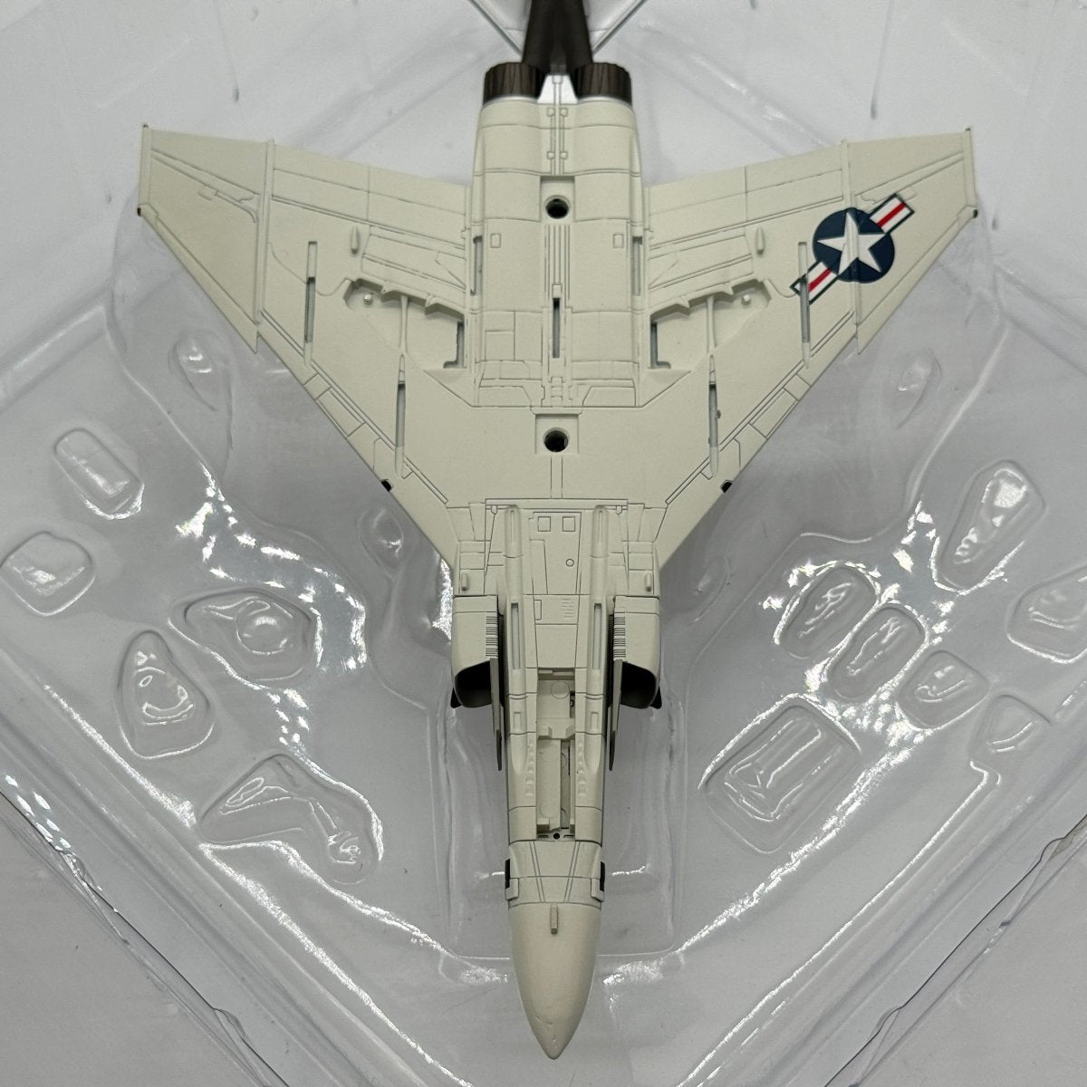 Hobby Master HA19006 1:72 McDonnell Douglas F-4J Phantom II US Navy VF-102 Diamondbacks AG100 USS Independence 1976 - Hobby Master