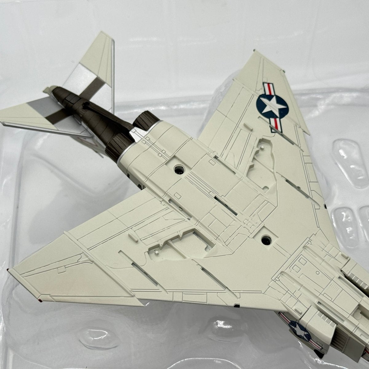 Hobby Master HA19006 1:72 McDonnell Douglas F-4J Phantom II US Navy VF-102 Diamondbacks AG100 USS Independence 1976 - Hobby Master