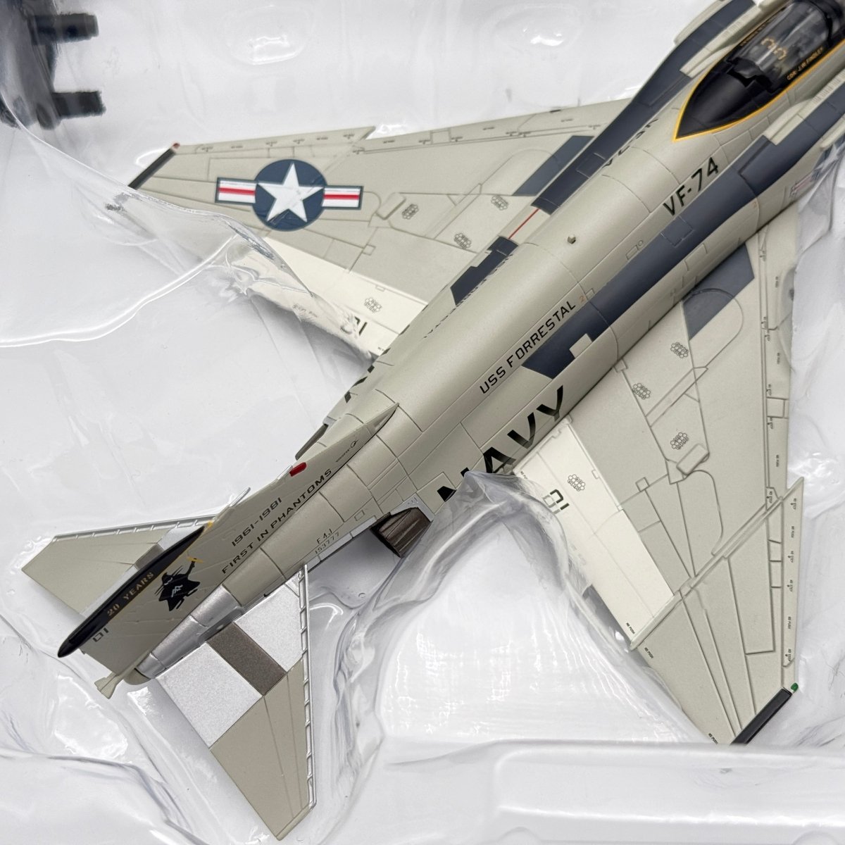 Hobby Master HA19008 1:72 F - 4J Phantom II USN VF - 74 Be - Devilers AA201 - Hobby Master