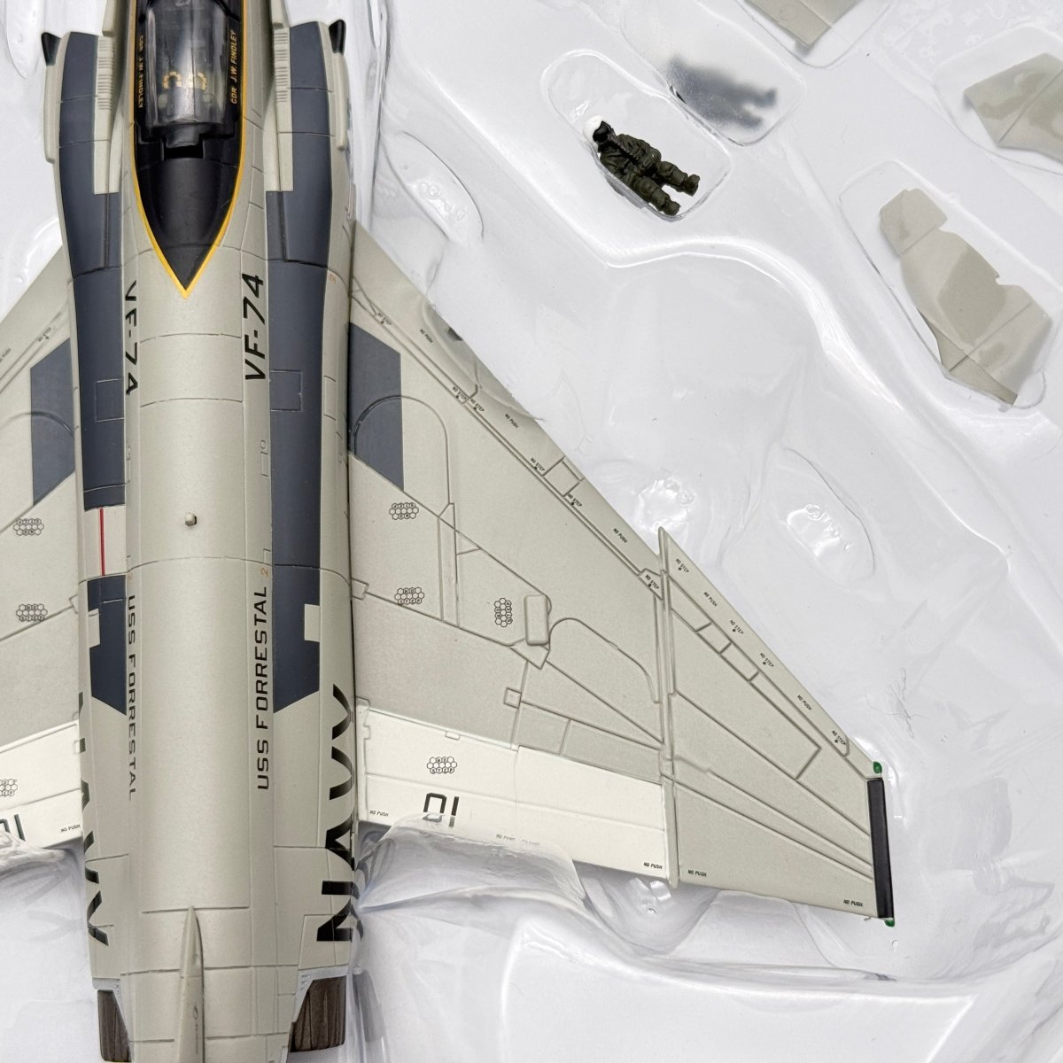 Hobby Master HA19008 1:72 F - 4J Phantom II USN VF - 74 Be - Devilers AA201 - Hobby Master