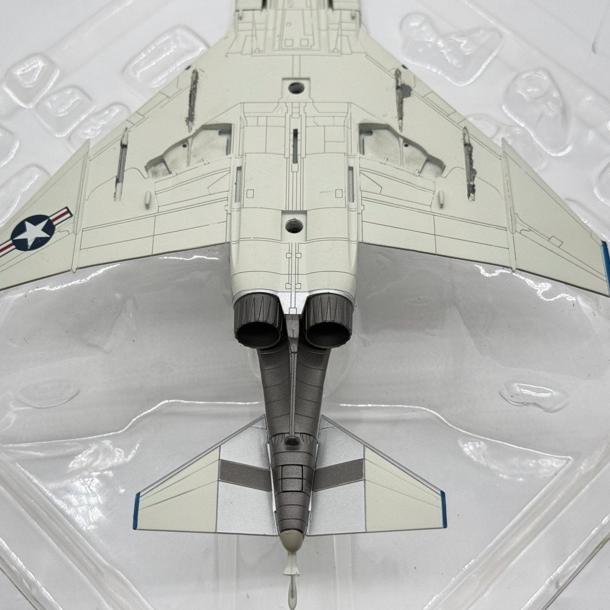 Hobby Master HA1924 1:72 McDonnell Douglas F-4J Phantom II USMC VMFA-451 Warlords USS Forrestal 1976 - Hobby Master
