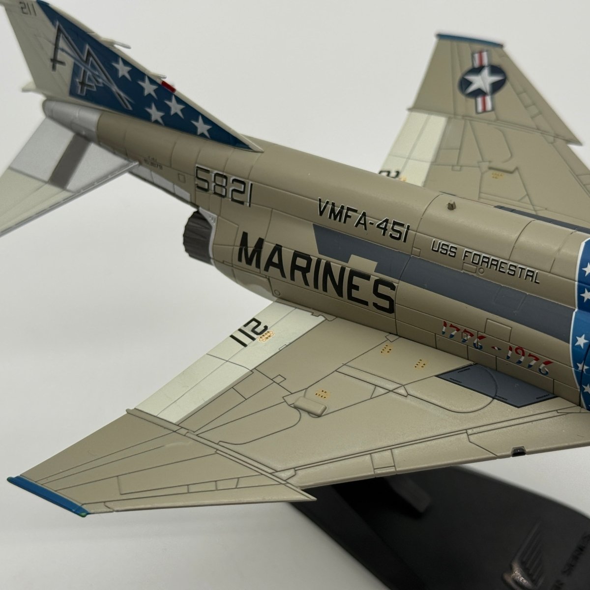 Hobby Master HA1924 1:72 McDonnell Douglas F-4J Phantom II USMC VMFA-451 Warlords USS Forrestal 1976 - Hobby Master