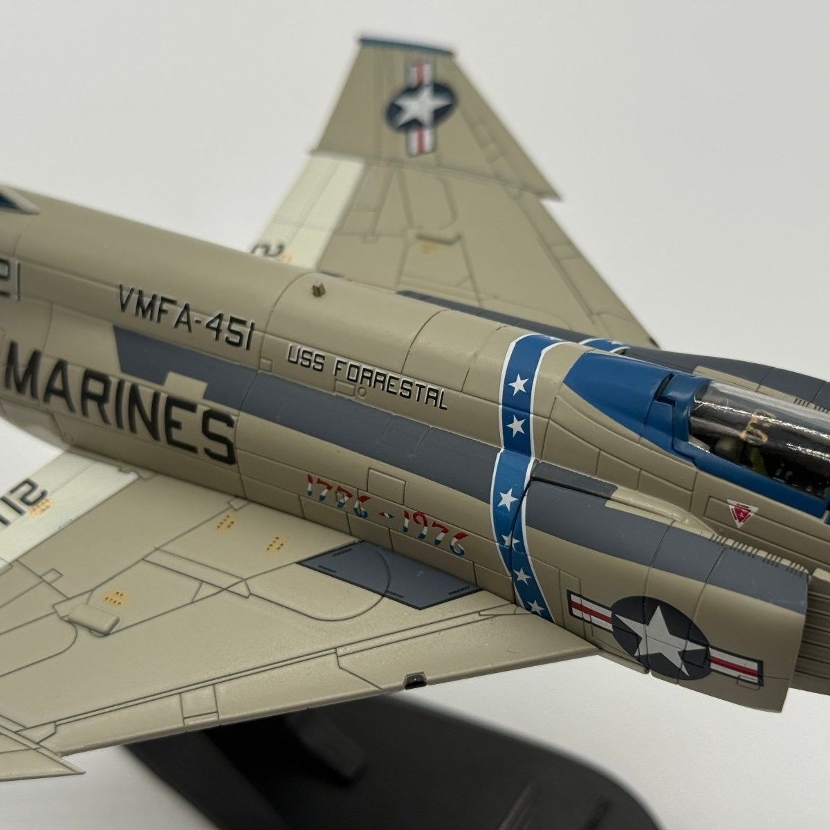 Hobby Master HA1924 1:72 McDonnell Douglas F-4J Phantom II USMC VMFA-451 Warlords USS Forrestal 1976 - Hobby Master