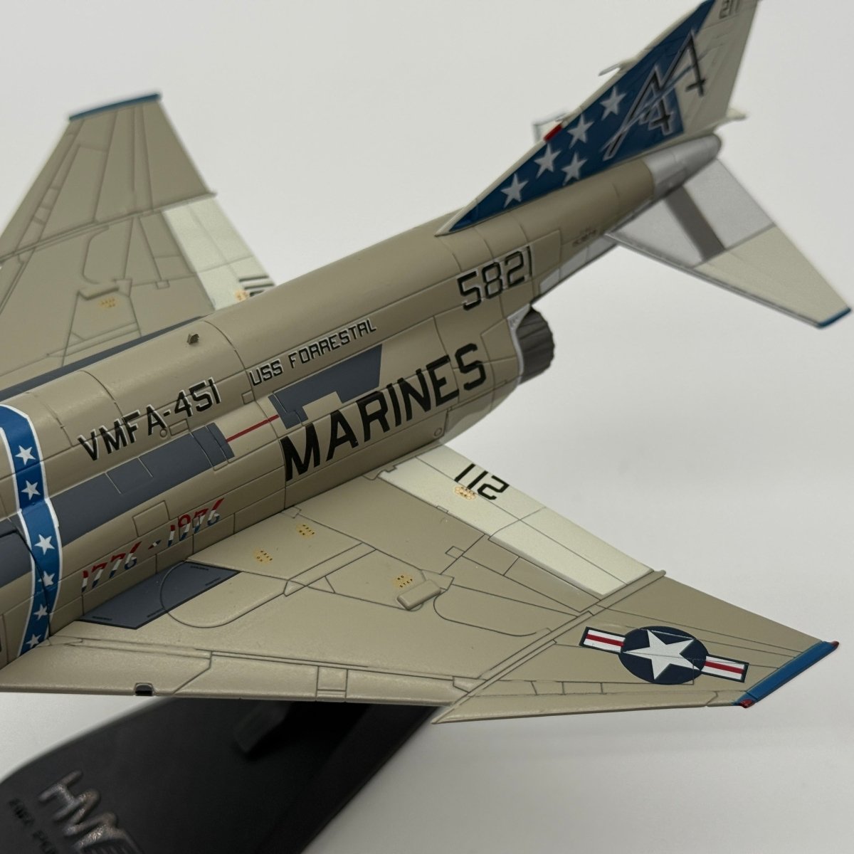 Hobby Master HA1924 1:72 McDonnell Douglas F-4J Phantom II USMC VMFA-451 Warlords USS Forrestal 1976 - Hobby Master