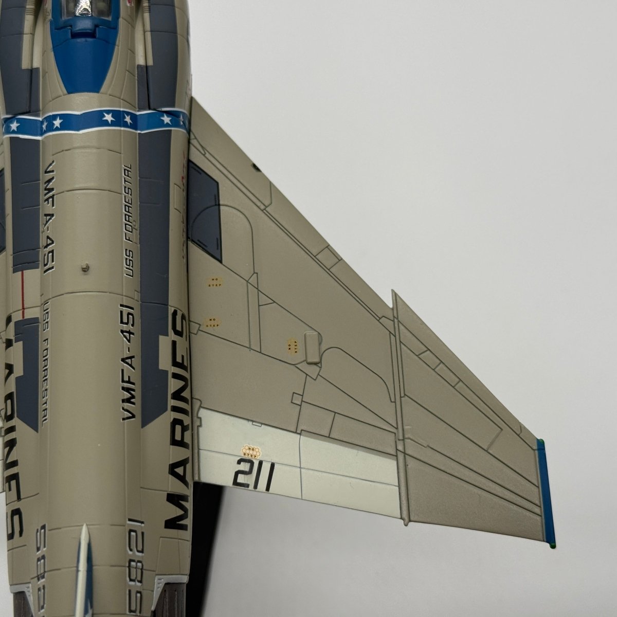 Hobby Master HA1924 1:72 McDonnell Douglas F-4J Phantom II USMC VMFA-451 Warlords USS Forrestal 1976 - Hobby Master