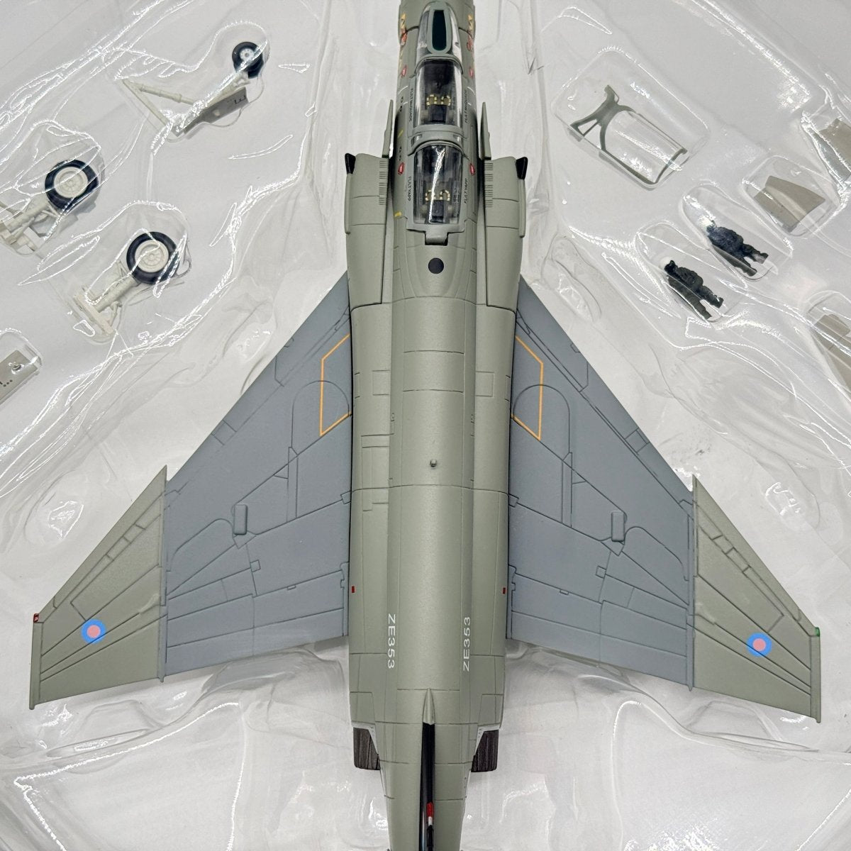 Hobby Master HA1985 1:72 F - 4J Phantom ZE353 74 Sqn RAF Wattisham 1990 - Hobby Master