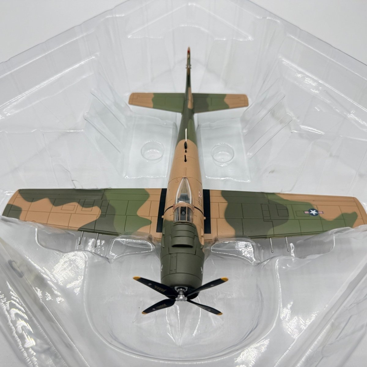 Hobby Master HA2914 1:72 Douglas A - 1H Skyraider 22nd SOS 56th SOW South Vietnam - Hobby Master