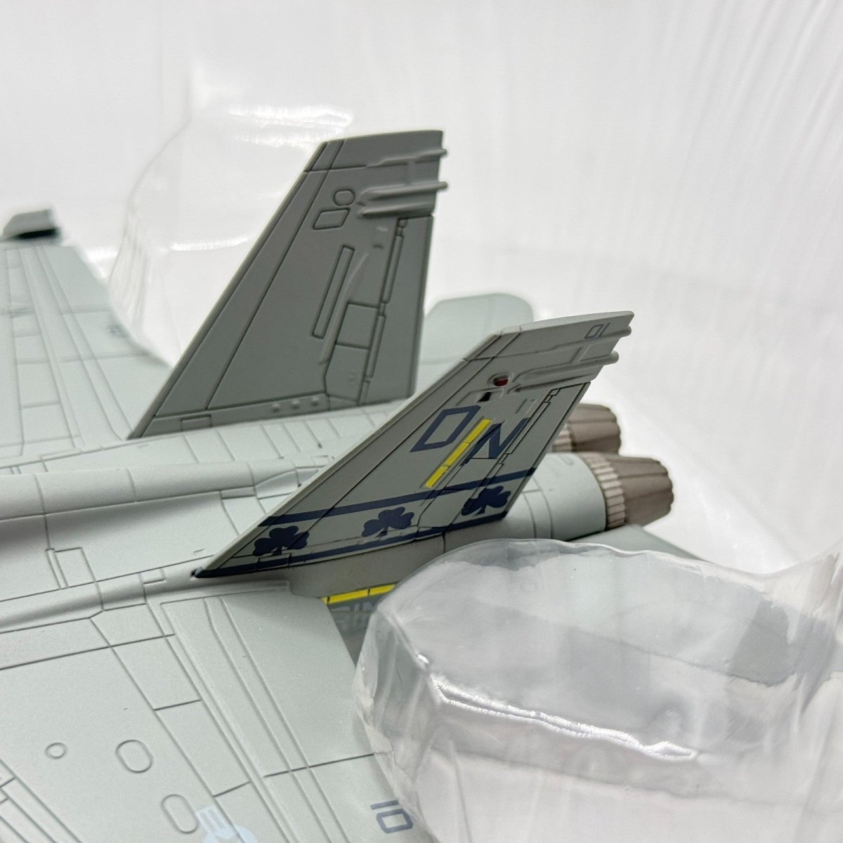 Hobby Master HA3519 1:72 F/A - 18A+ VMFA - 333 Fighting Shamrocks Late 1980s - Hobby Master