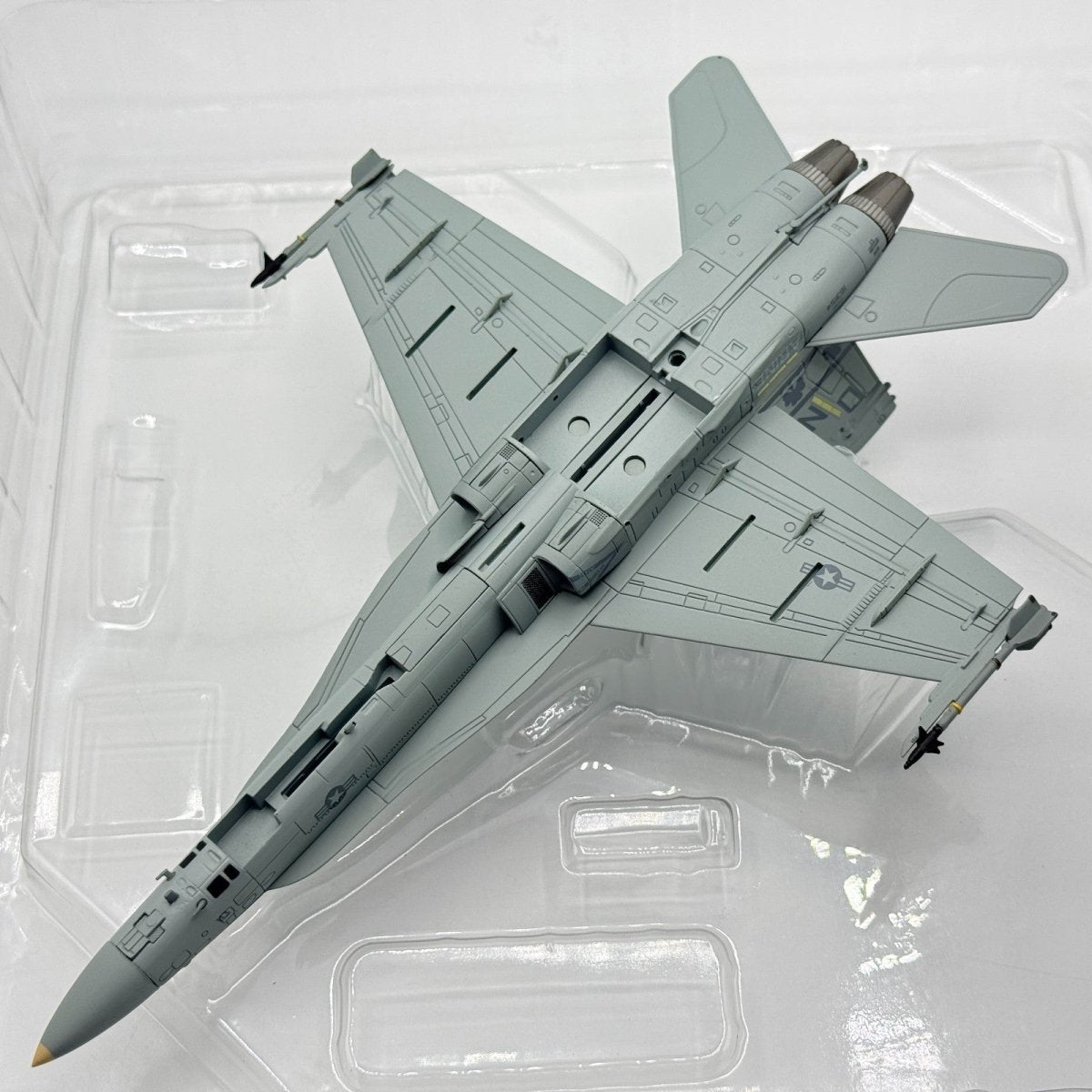 Hobby Master HA3519 1:72 F/A - 18A+ VMFA - 333 Fighting Shamrocks Late 1980s - Hobby Master